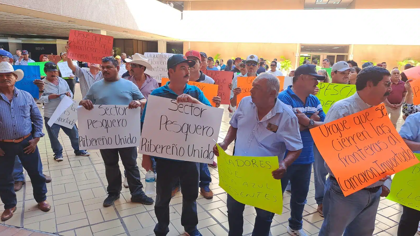 Pescadores con cartulinas en una manifestación en Culiacán