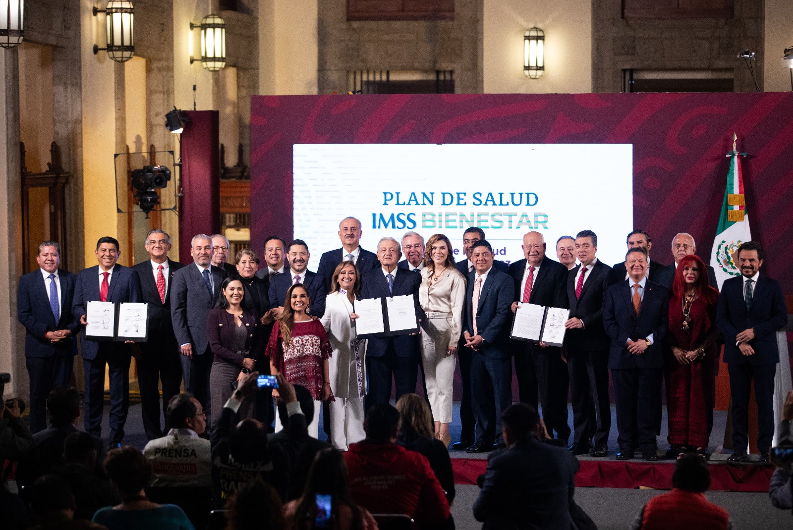Personas en la mañanera de AMLO en México