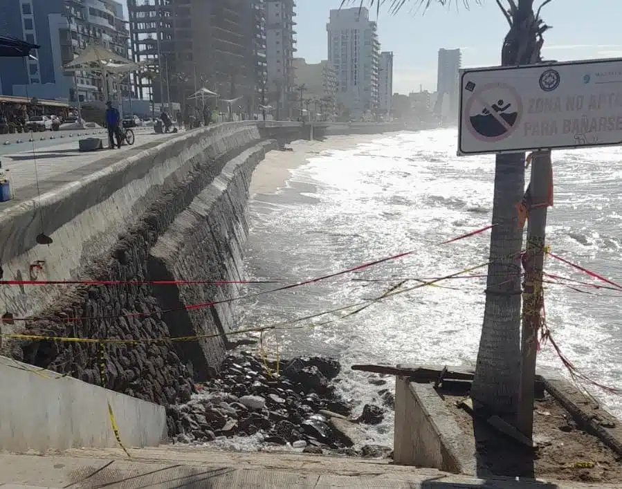 Playa de Mazatlán cerrada