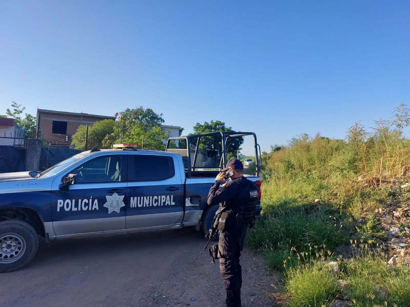 Policía municipal en el lugar donde encontraron a un hombre asesinado en Culiacán
