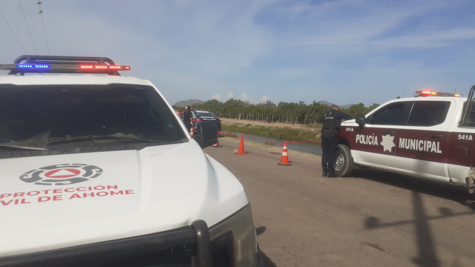 Una camioneta de la Policía Municipal y otra de Protección Civil