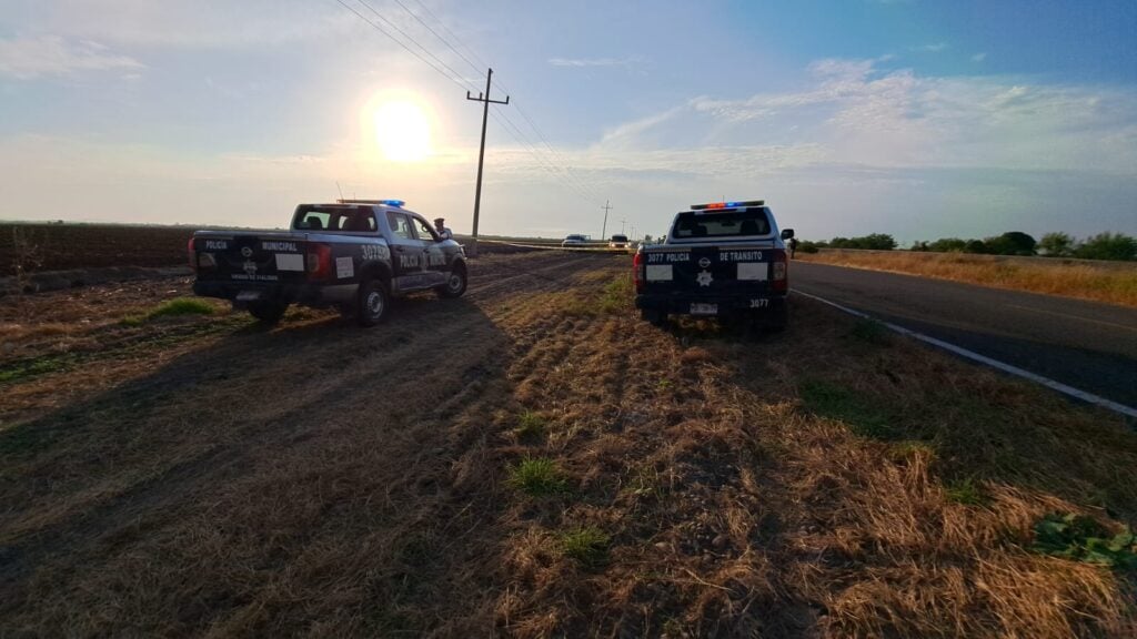 2 camionetas una de la policía municipal y otra de tránsito en un accidente a un costado de la carretera