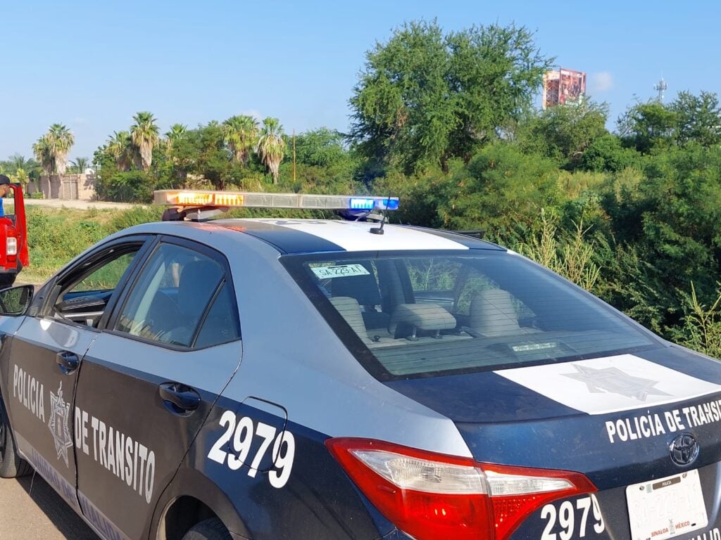 Carro de la policía de tránsito cerca de un canal