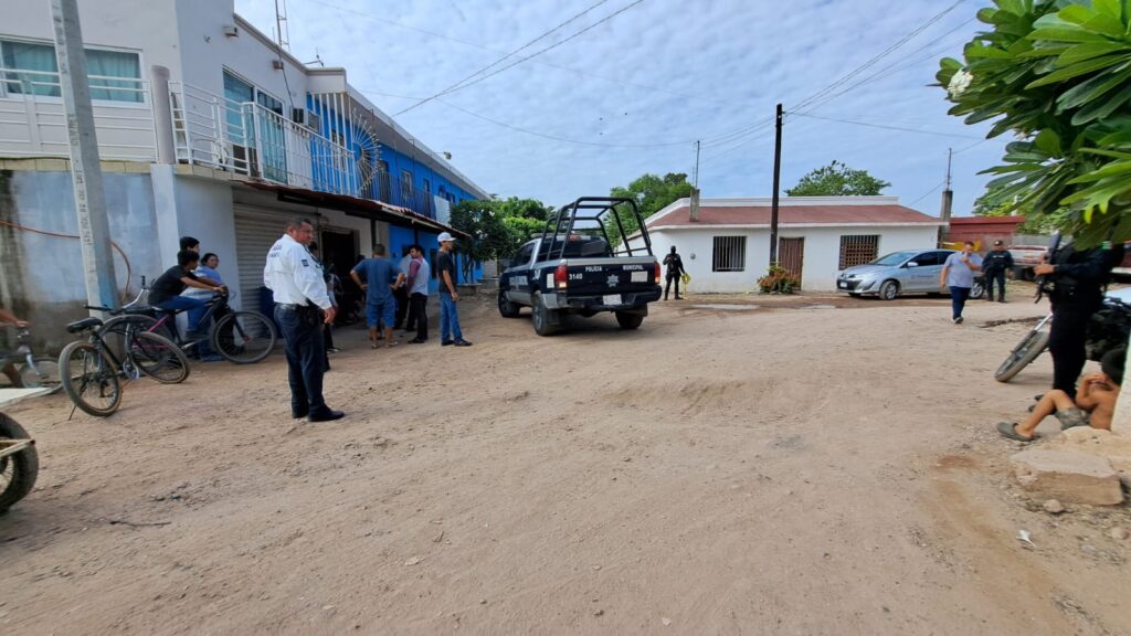 Policías municipales en los alrededores de la casa donde fue hallada sin vida Diana Marisol en Villa Juárez Navolato