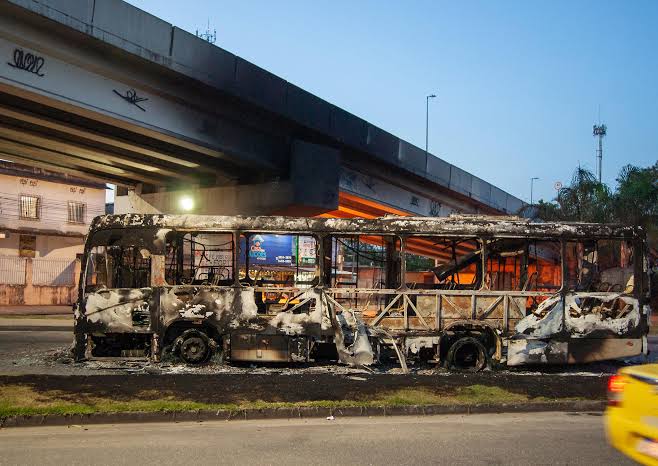 Por represalia tras muerte de jefe criminal, incendian 35 camiones en Brasil