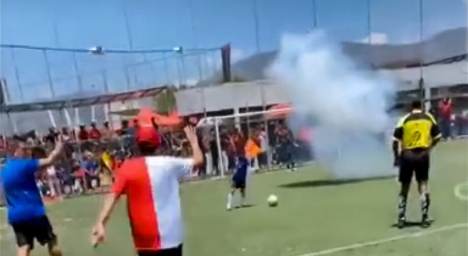 Porra contraria lanza cohetón a niños que jugaban futbol en Pachuca; se salvaron de una tragedia
