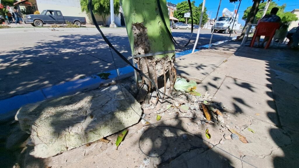 Poste de CFE dañado desde su base