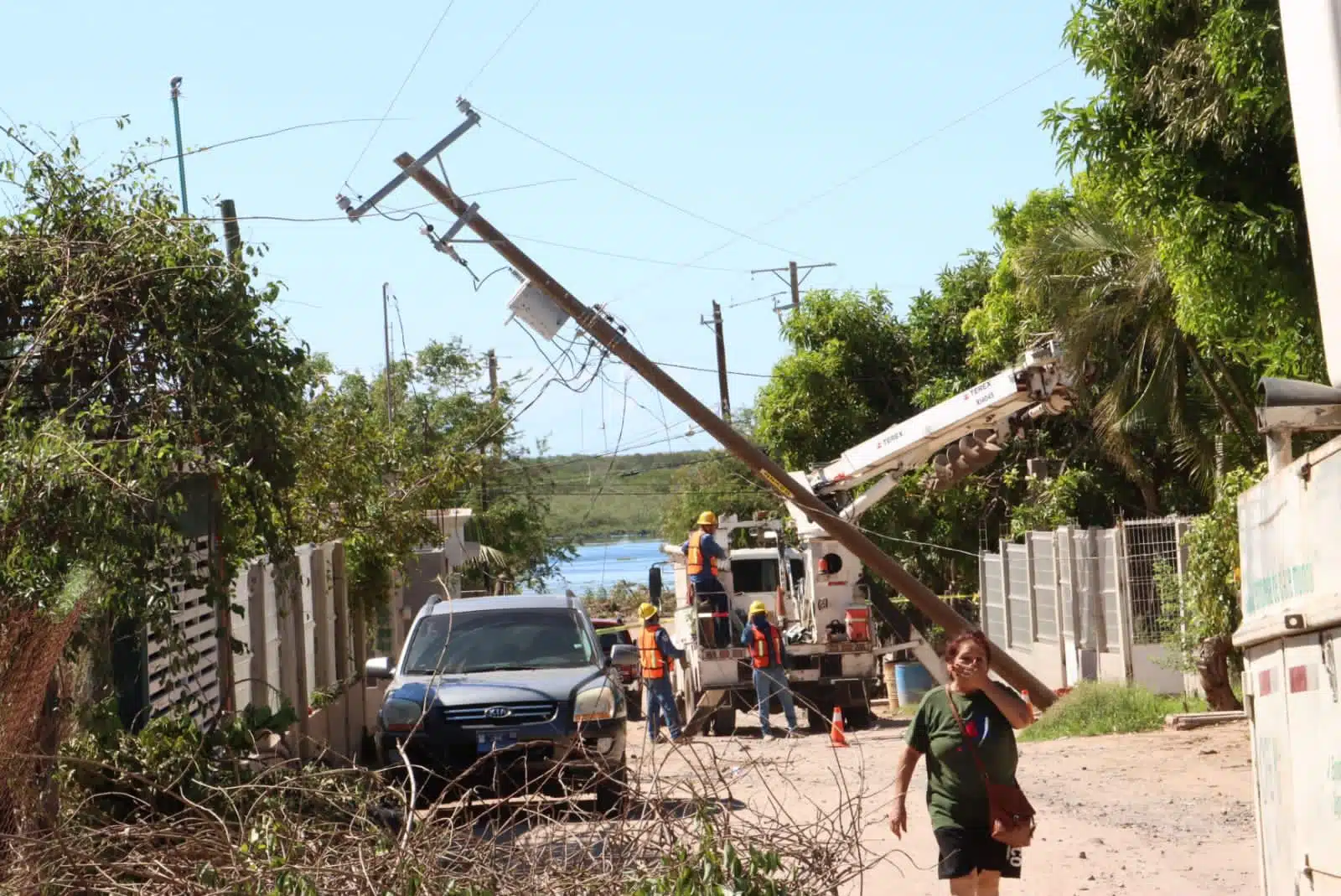 Poste de energía eléctrica a punto de caer en una comunidad rural de Ahome