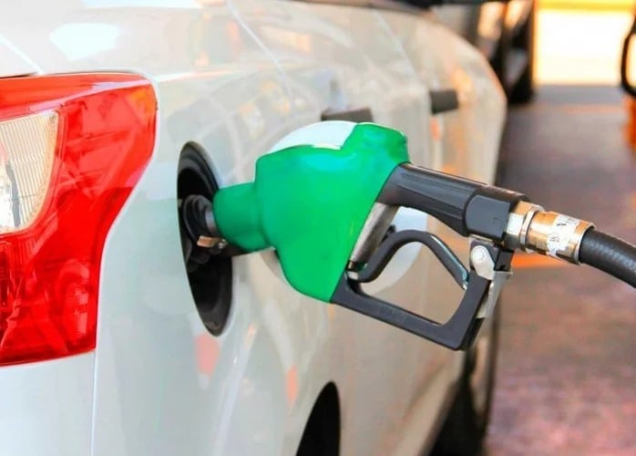 Manguera de una bomba de gasolina cargando un automóvil