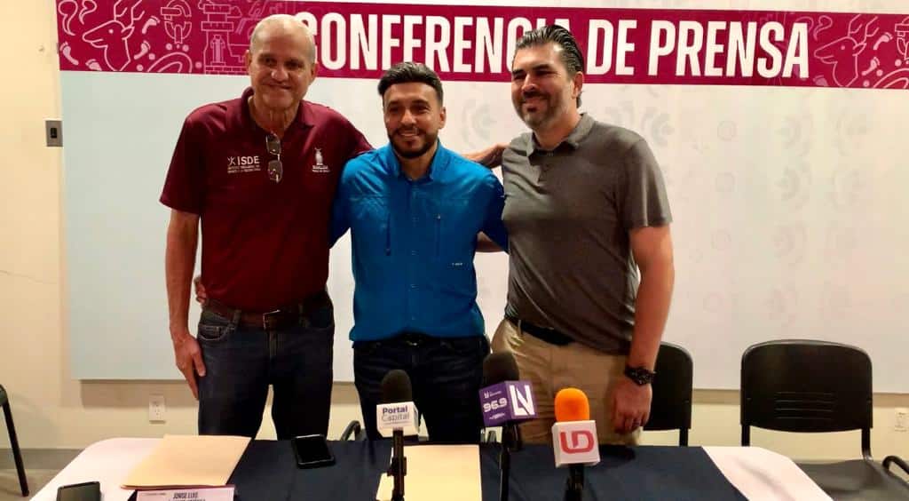 tres personas en rueda de prensa