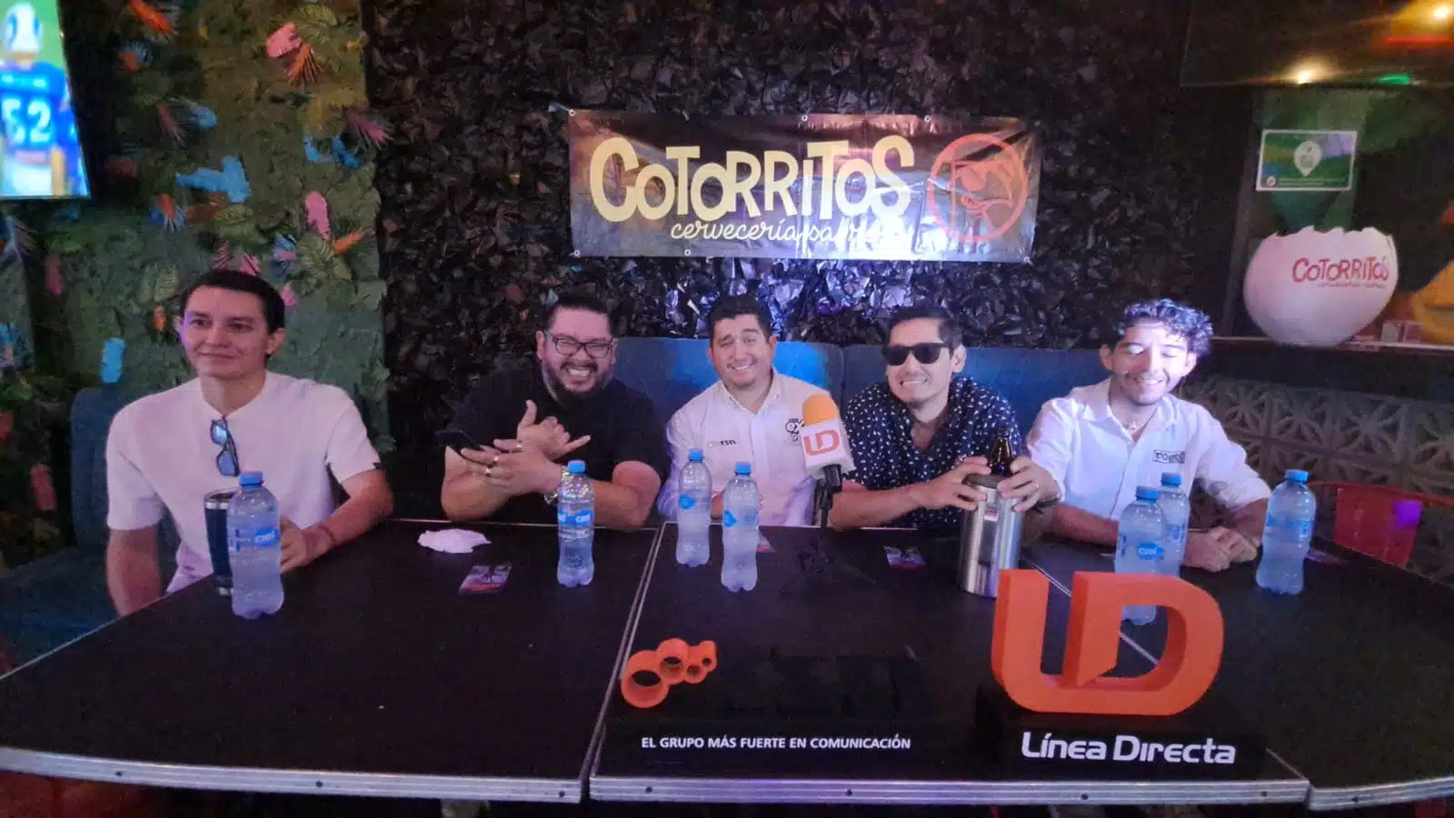 David Miranda, Alex Arredondo, Huaizer, Biskmark y Fidelito Barraza de la Mochila Comedy Club en rueda de prensa
