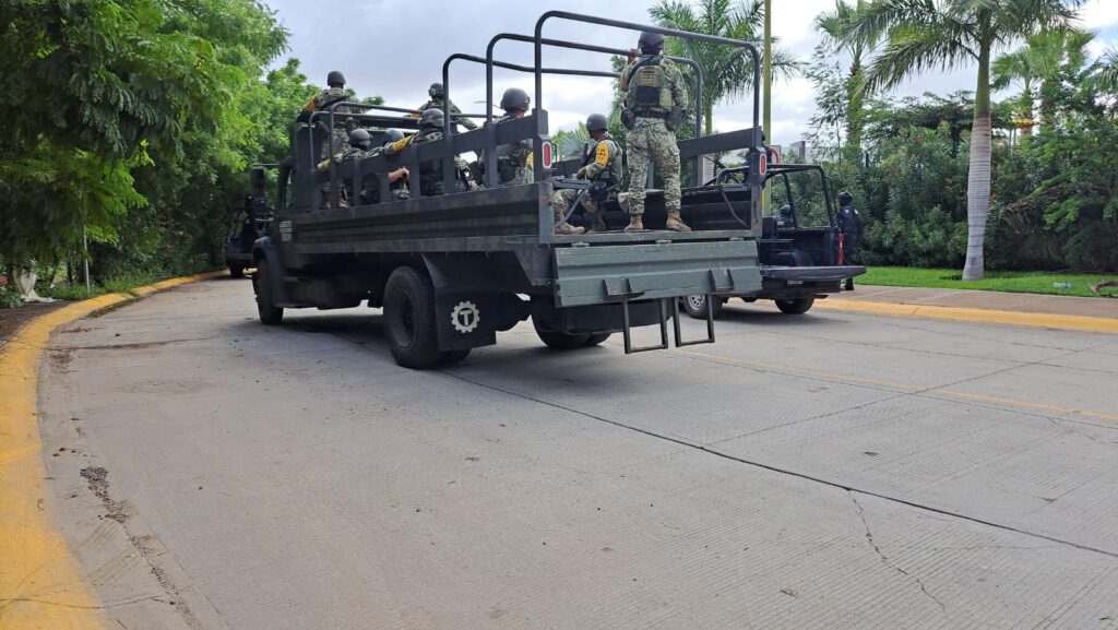 policías municipales, policías estatales y elementos de la Sedena en Colonia de Culiacán