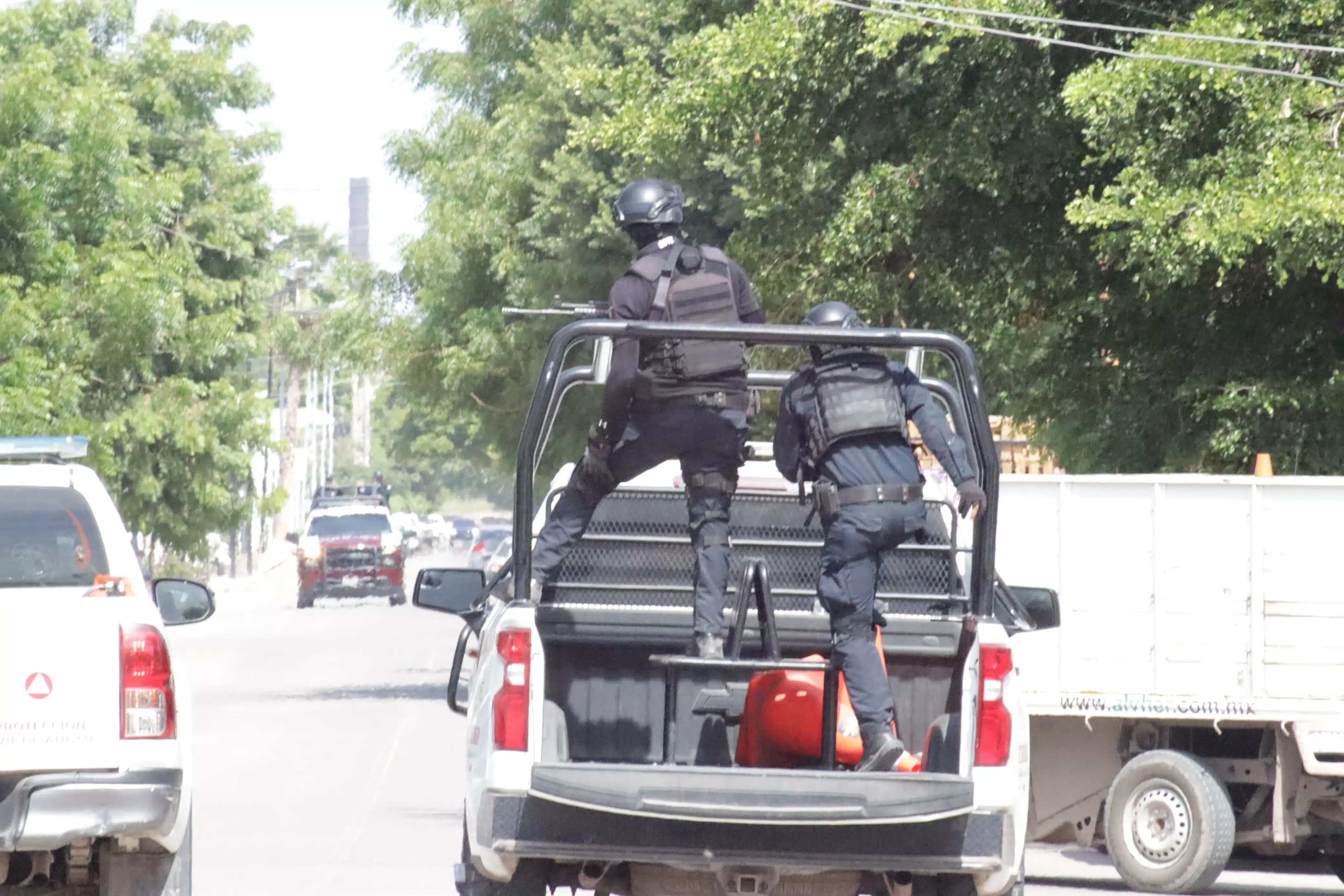 Protección Civil y Seguridad Pública evacuan primaria tras la presunta amenaza a un estudiante por parte del fugitivo.