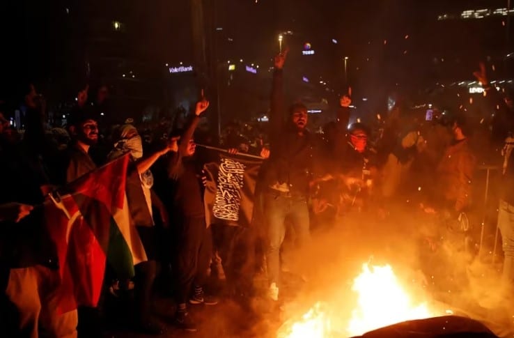 Manifiestan contra embajadas de Israel y EU por ataque a hospital en Gaza