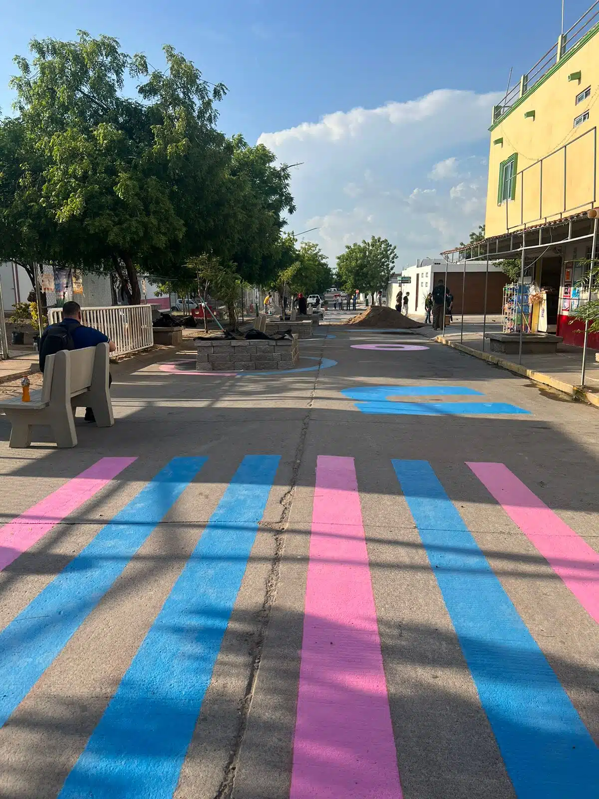 Pase peatonal pintado de color azul con rosa