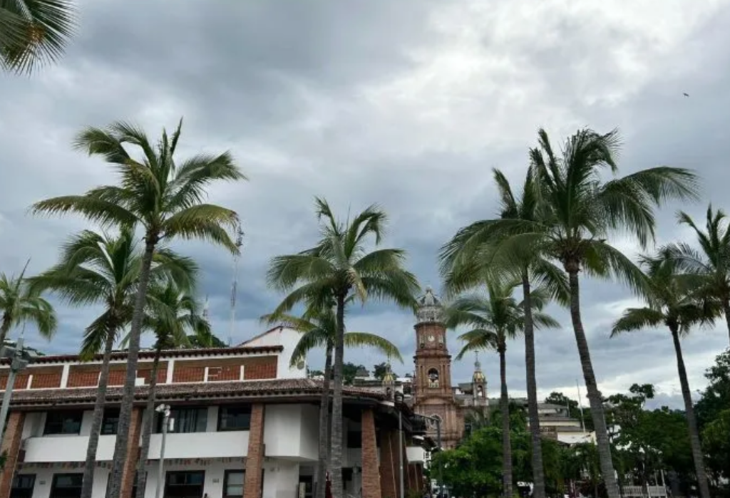 Cielo nublado en Puerto Vallarta por el huracán Lidia