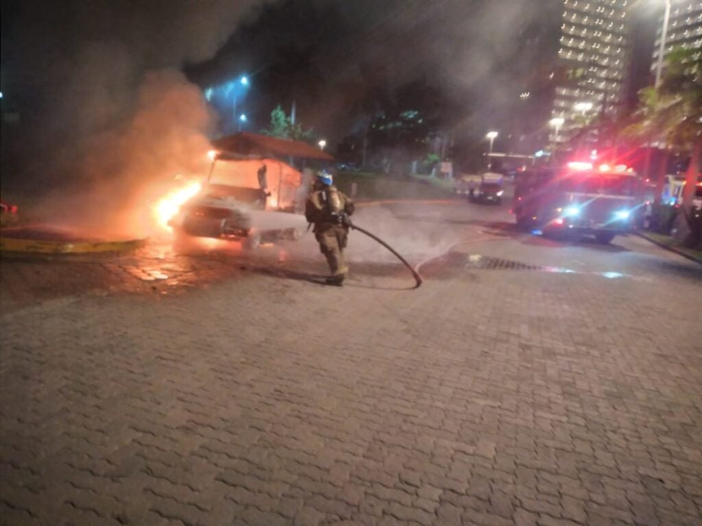 Elemento de bombero apagando el fuego que se consume una pulmonía en Mazatlán