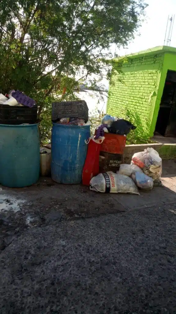 Vecinos del puerto de Topolobampo denunciaron fallas en el servicio de recolección de basura en varios sectores.