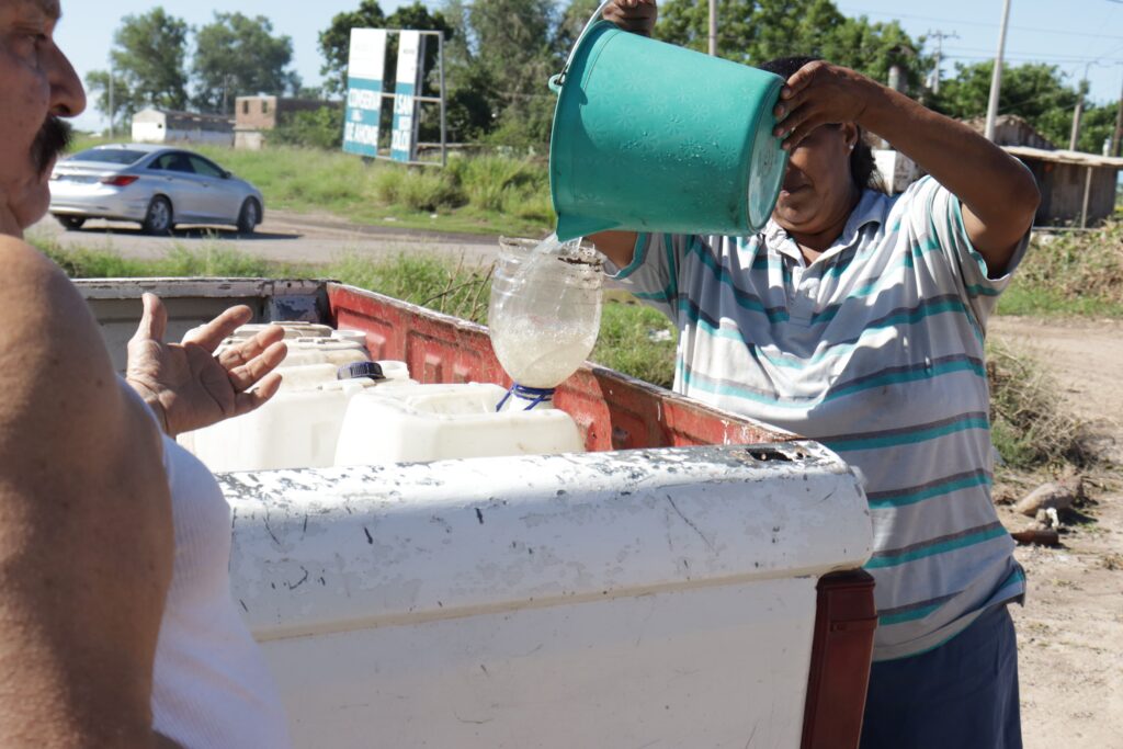 Habitantes de San José de Ahome recolectan agua de canales