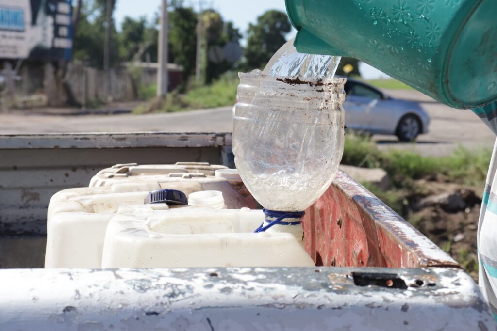 Habitantes de San José de Ahome recolectan agua de canales