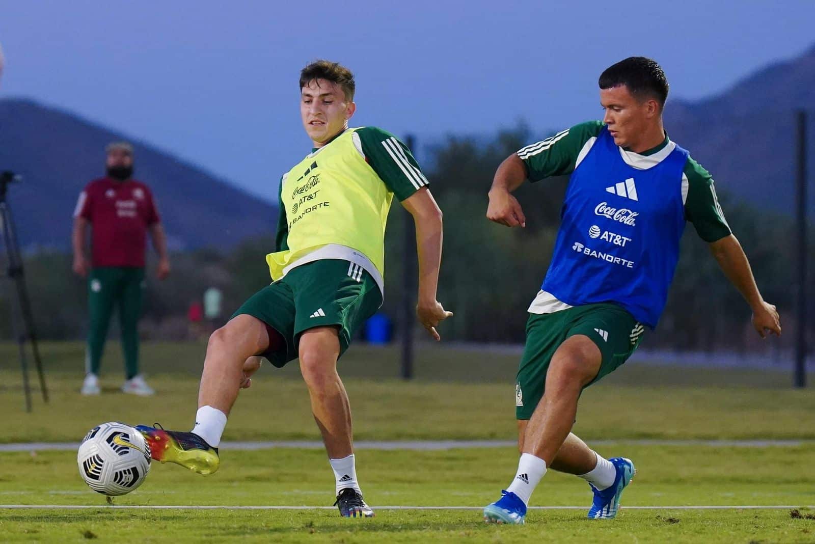 Rafael Fernández y Ali Ávila entrenando futbol