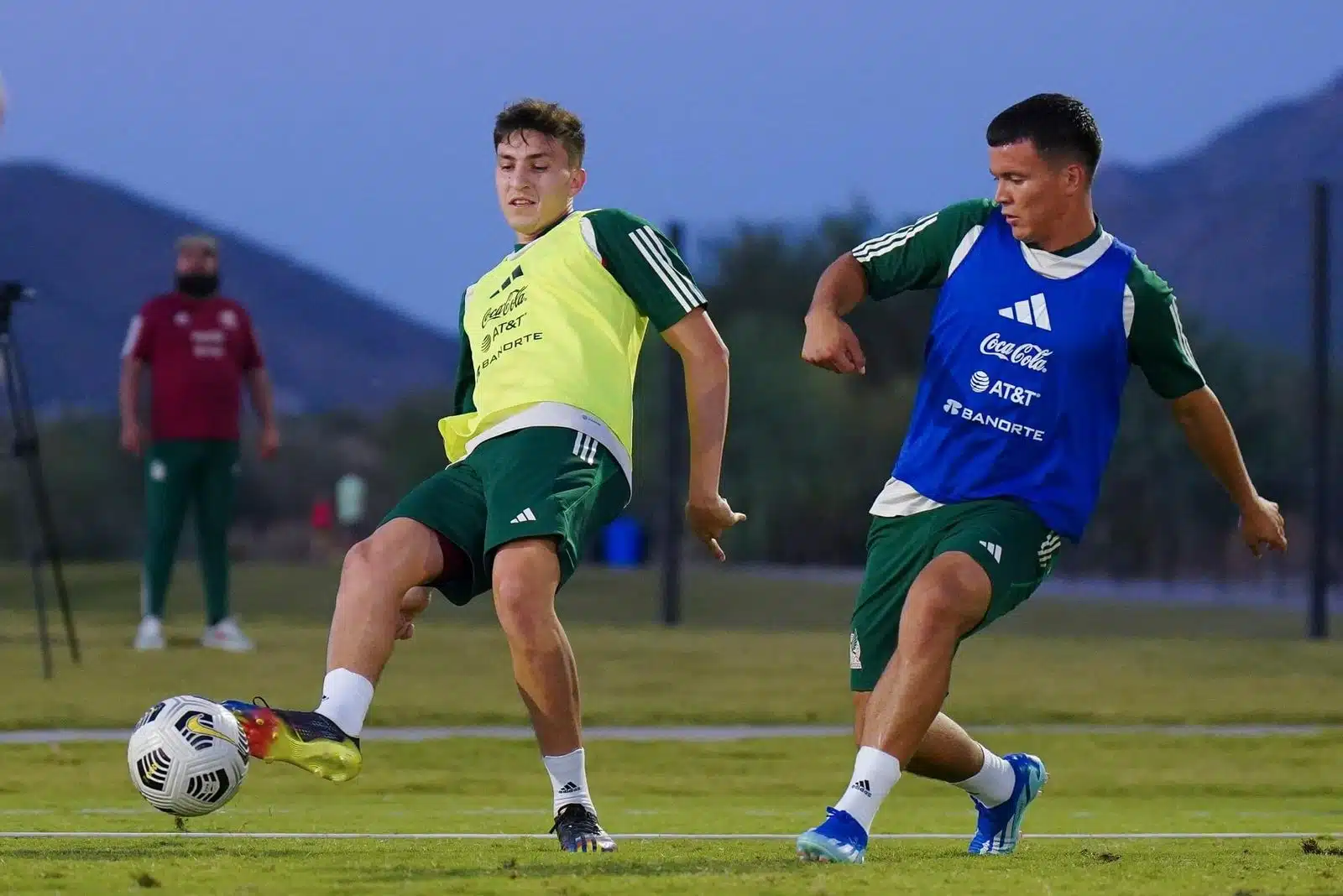 Rafael Fernández y Ali Ávila entrenando futbol