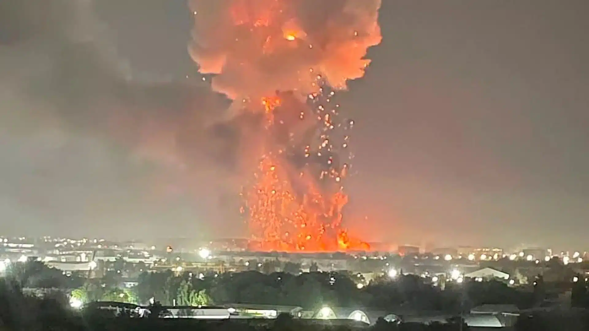 Rayo cae en tanque de biogas y causa fuerte explosión