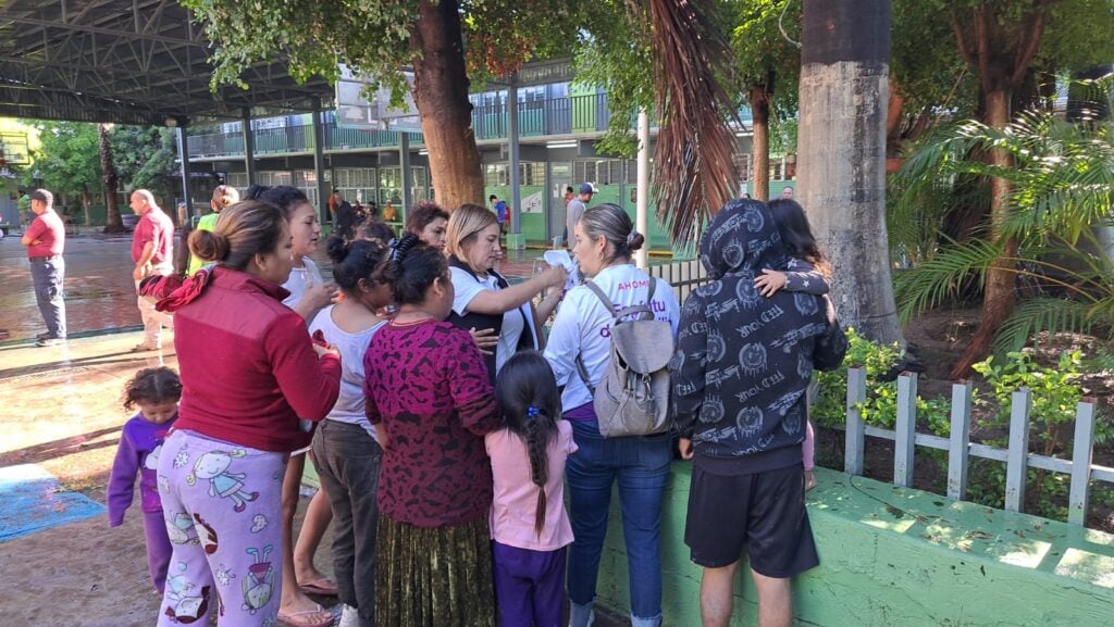 Personas en un refugio temporal en Ahome