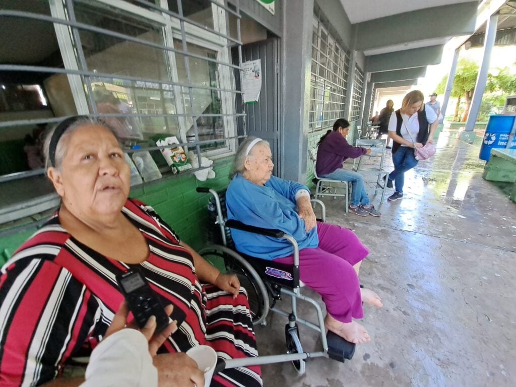 Personas en un refugio temporal en Ahome