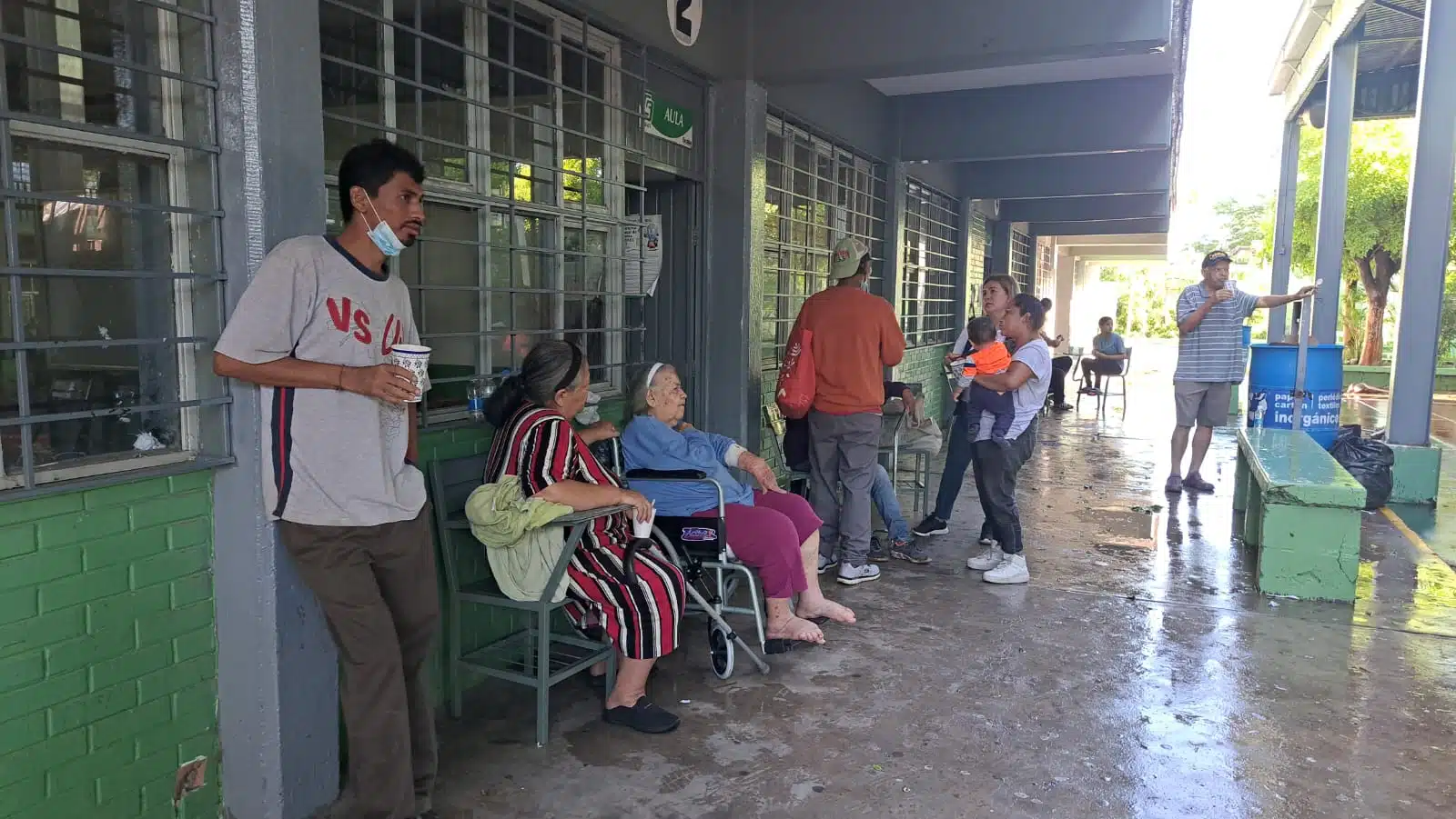Personas en un refugio temporal en Ahome