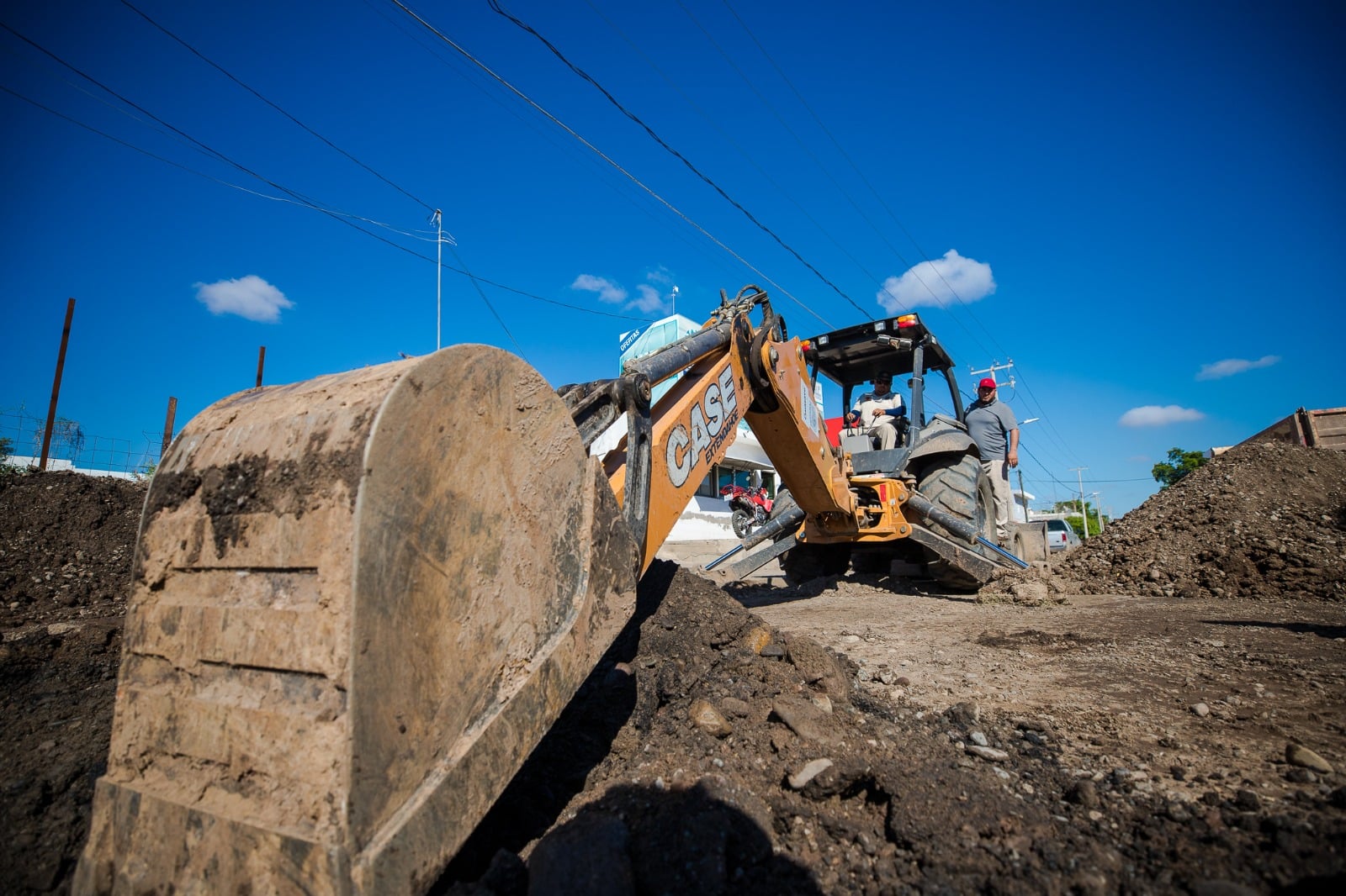 Rehabilitan calles de Guasave