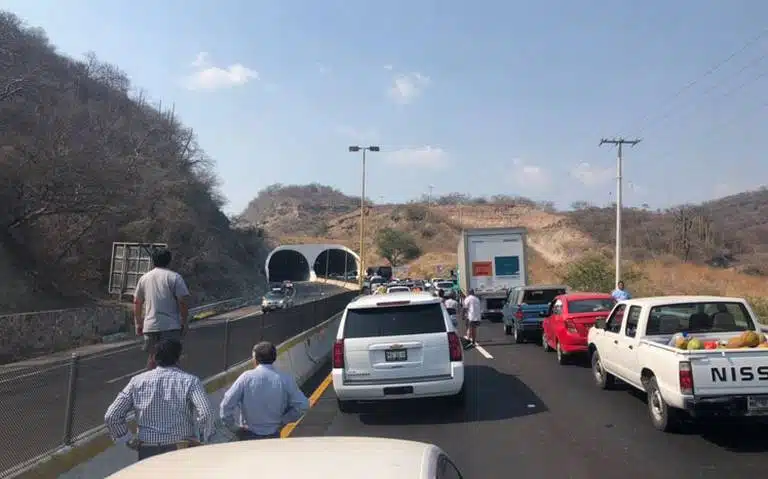 Reportan asaltos en carreteras que conducen hacia Acapulco