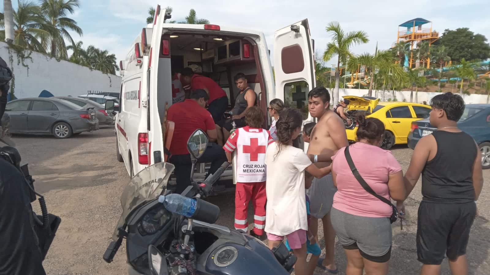 Un niño de 4 años fue rescatado de una alberca en un parque acuático.