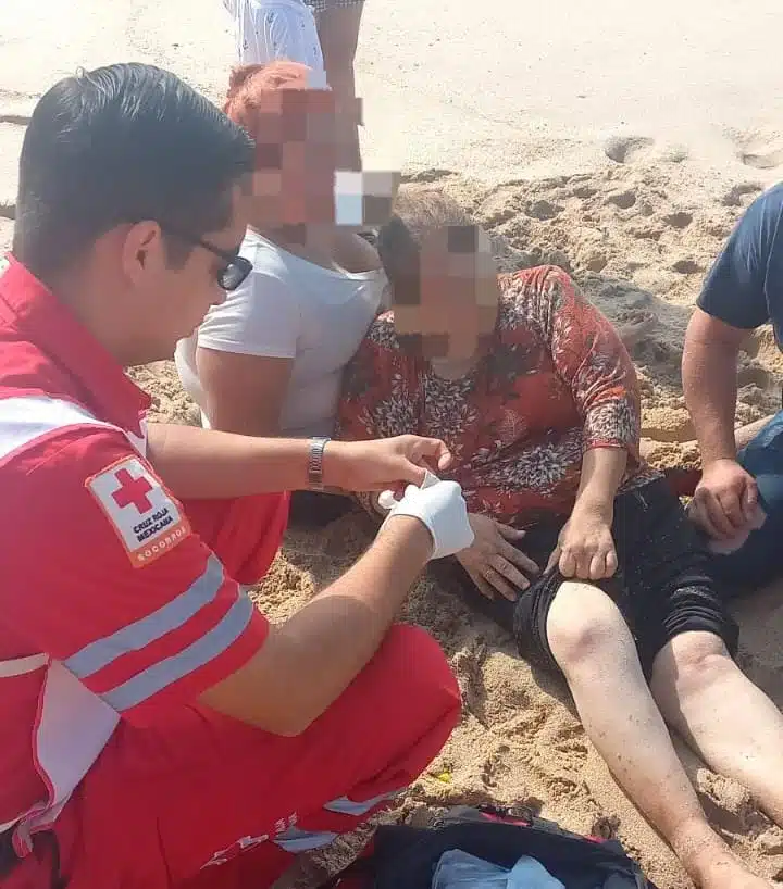 Policía Acuática ponen a salvo a cuatro bañistas en playas de Mazatlán