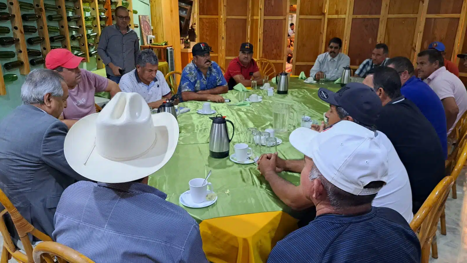 Ribereños de Guasave en reunión con el diputado Ambrocio Chávez