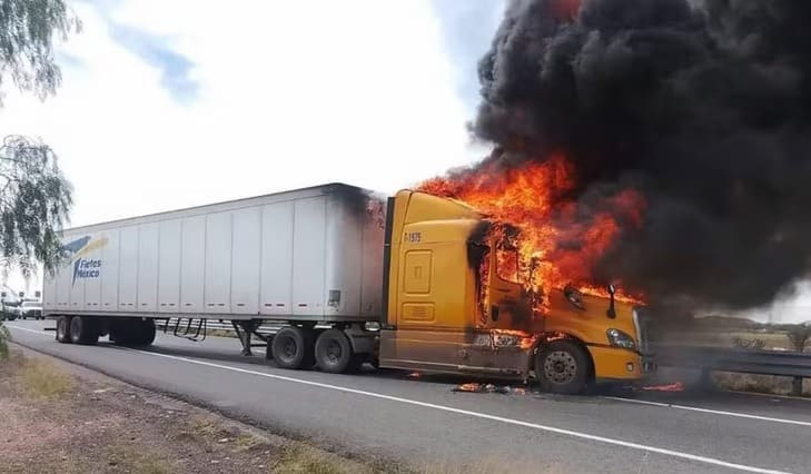 Riña en penal de Fresnillo, bloqueos y quema de vehículos en carreteras