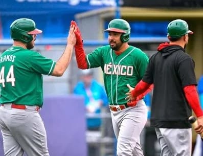Roberto Ramos recibe en home a Roberto Valenzuela al anotar carrera contra Chile