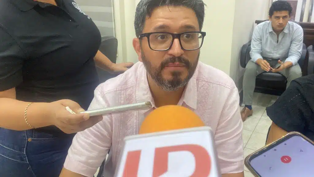 Una persona con lentes y un micrófono de LD