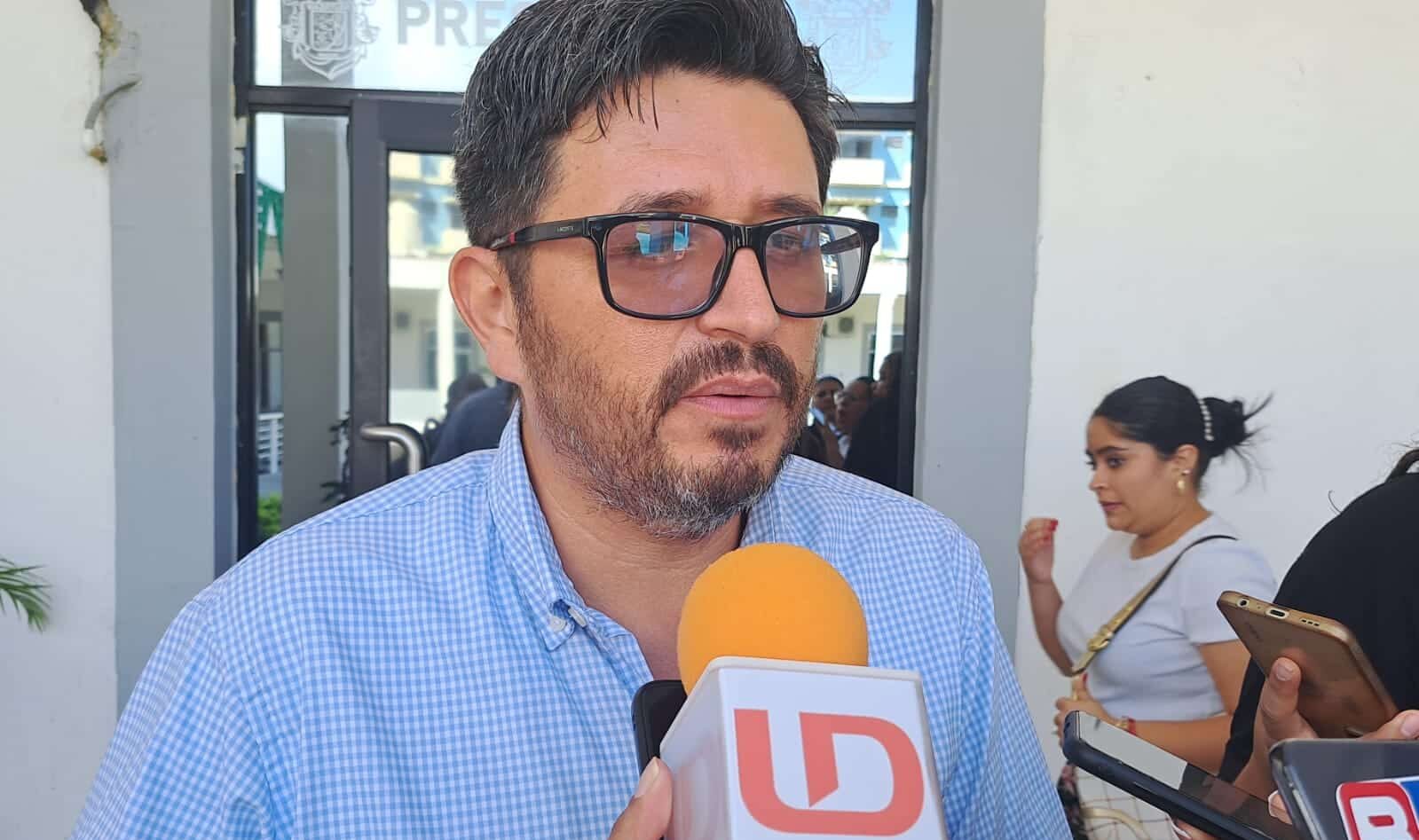 Titular de Oficialía Mayor del ayuntamiento a los establecimientos de Mazatlán, Rogelio Olivas.