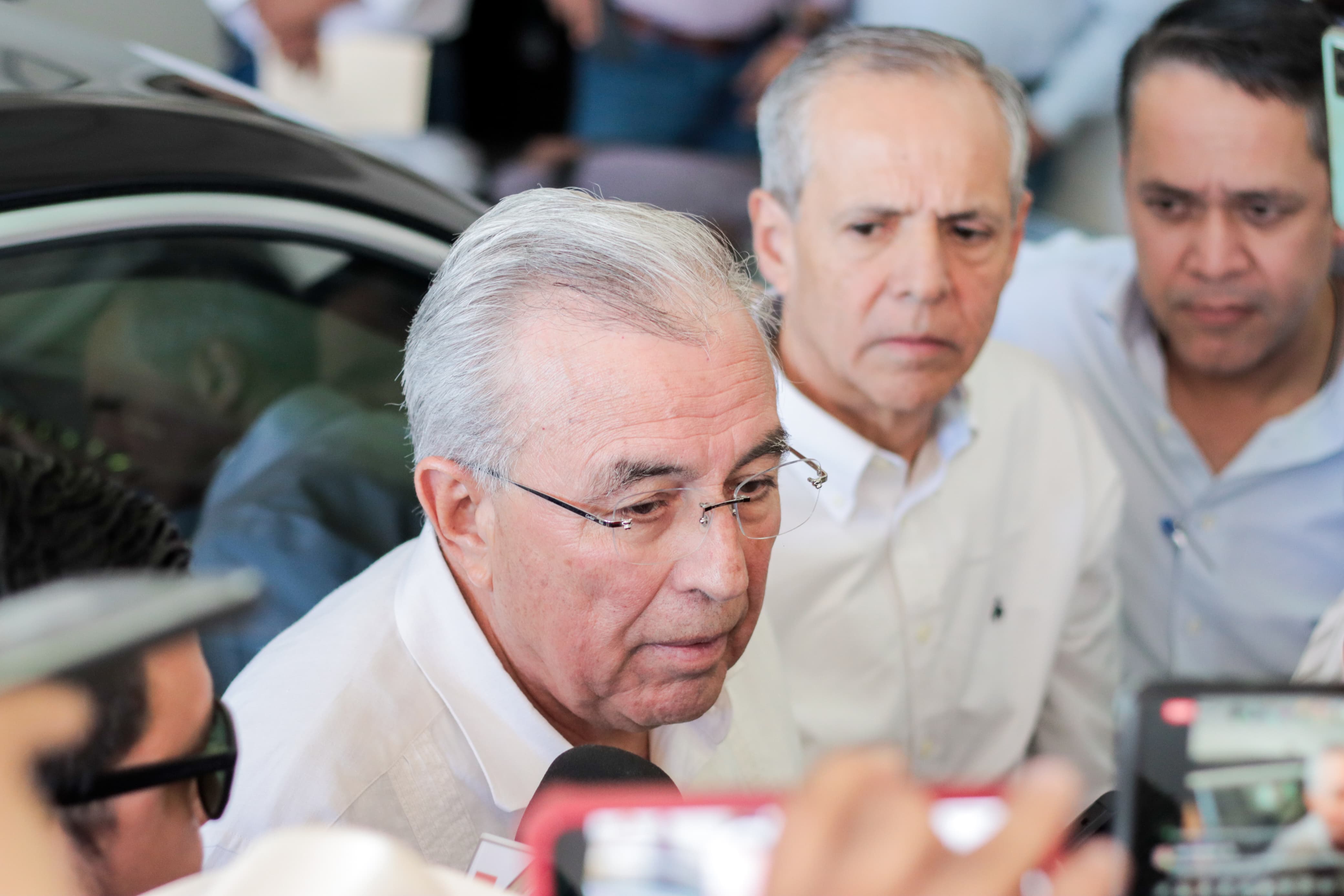 Rubén Rocha Moya y a un lado Gerardo Vargas