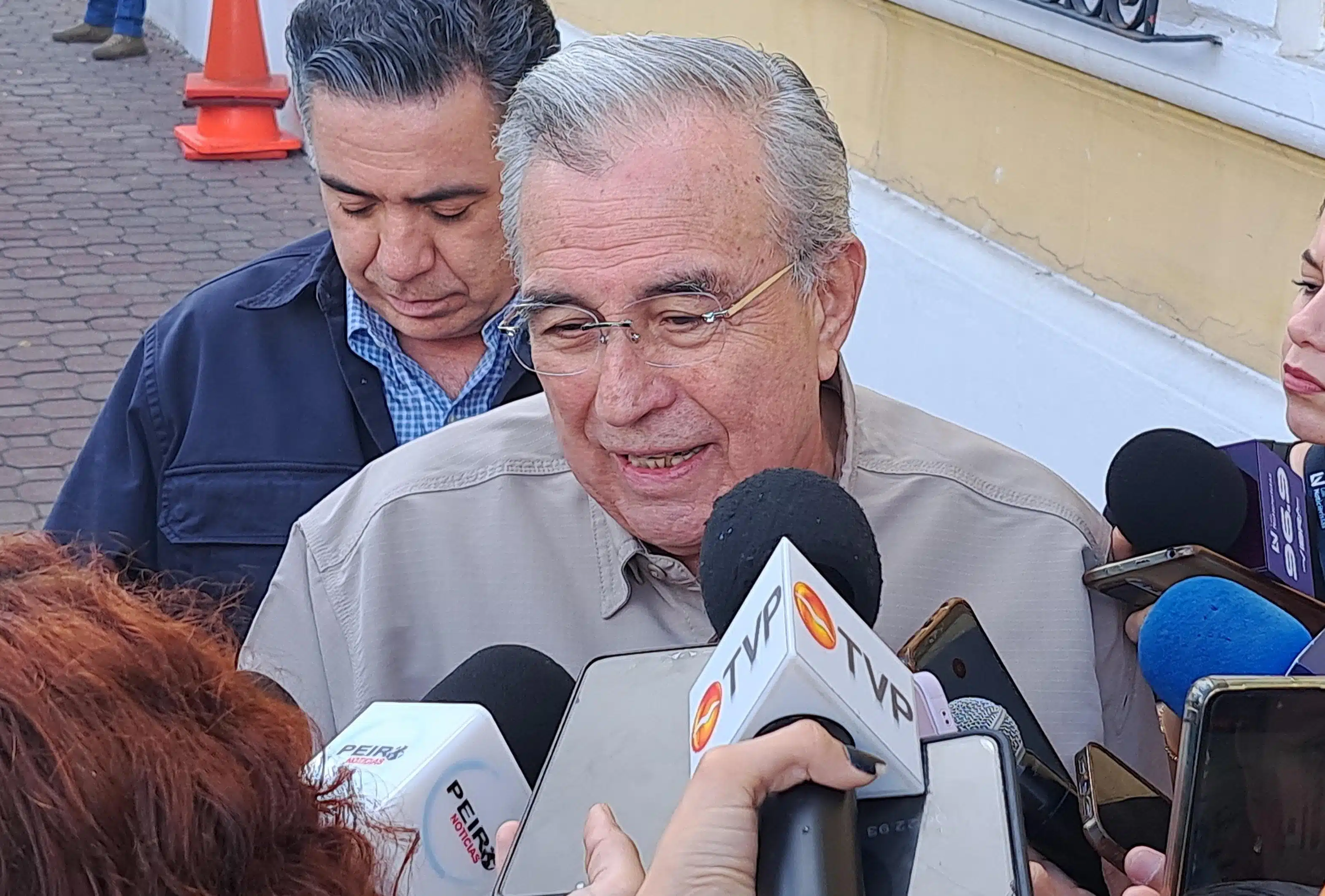 Rubén Rocha Moya en entrevista con medios