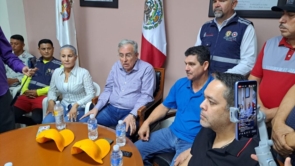 Rubén Rocha Moya y Armando Camacho Aguilar reunidos en Guamúchil