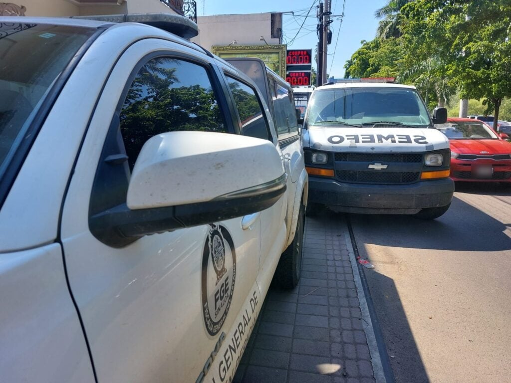 Camioneta de la SEMEFO y la FGE en Culiacán