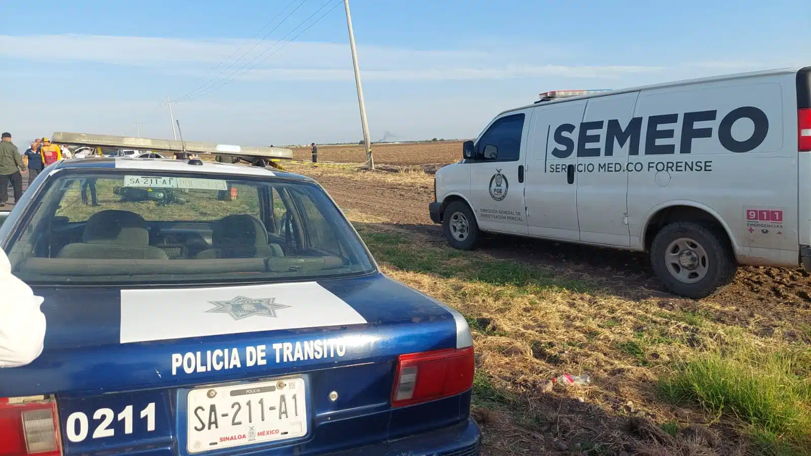 Camioneta de la SEMEFO y carro de tránsito