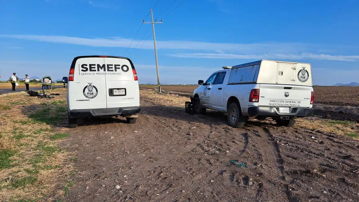 Una camioneta de la SEMEFO y otra de la FGE