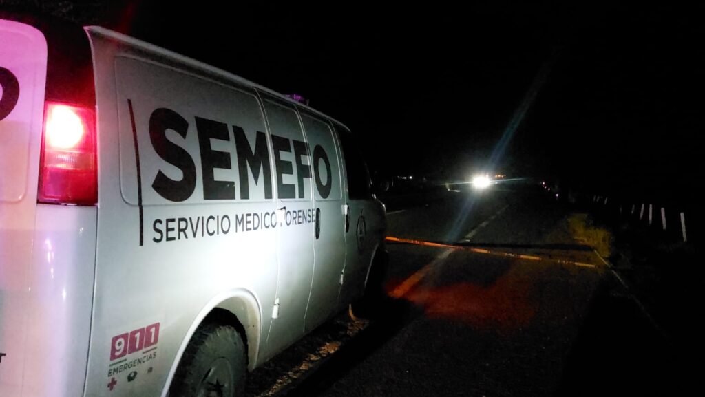 Camioneta de SEMEFO en el área de un crimen en La Costerita, Culiacán