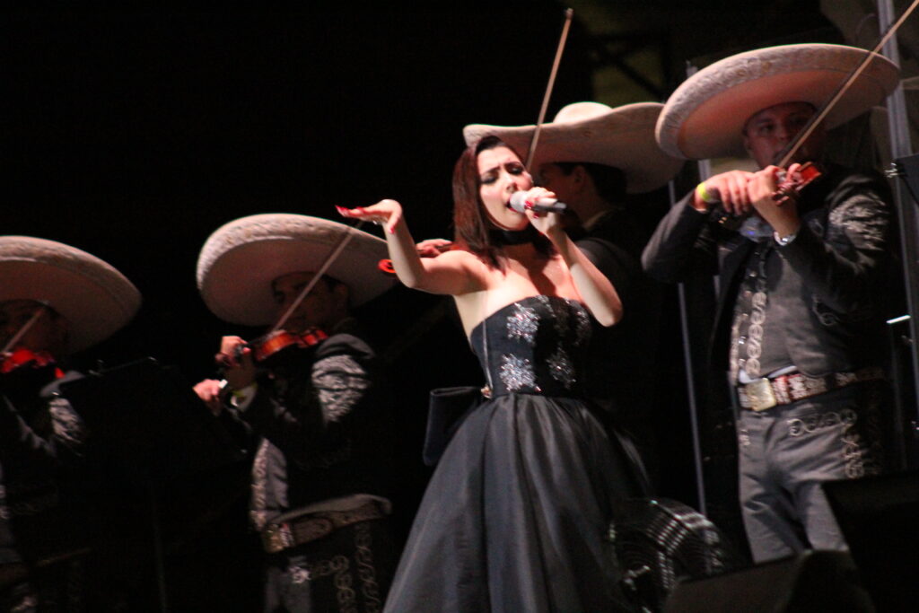 Sherlyn Sánchez abrió el concierto de Edith Márquez en el CUM de Los Mochis