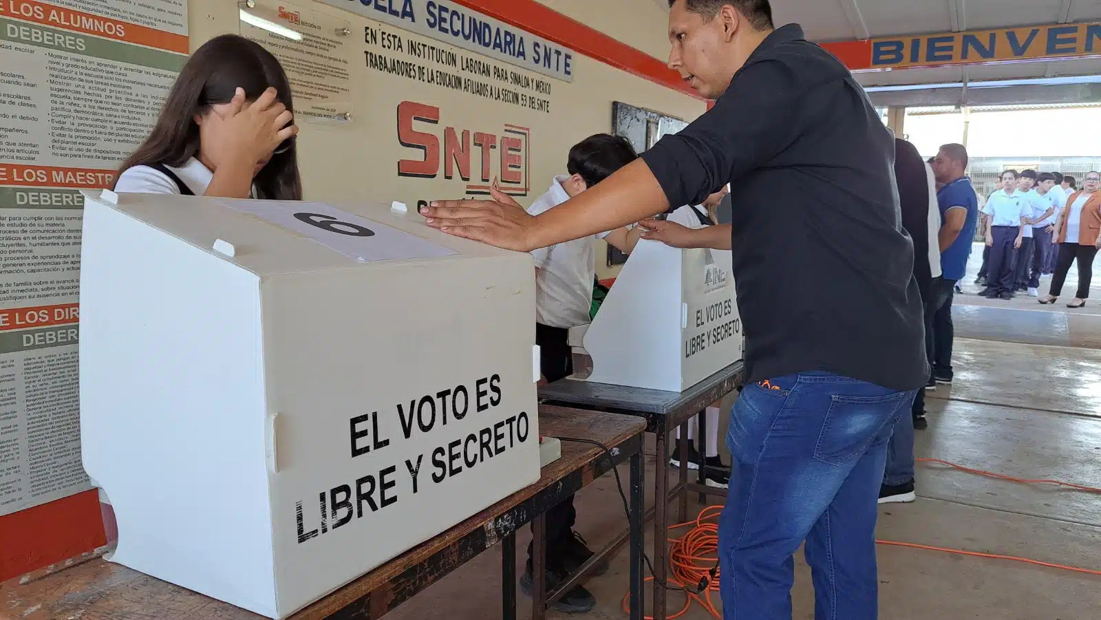 alumnos de la secundaria SNTE 53 en Guamúchil, votan.