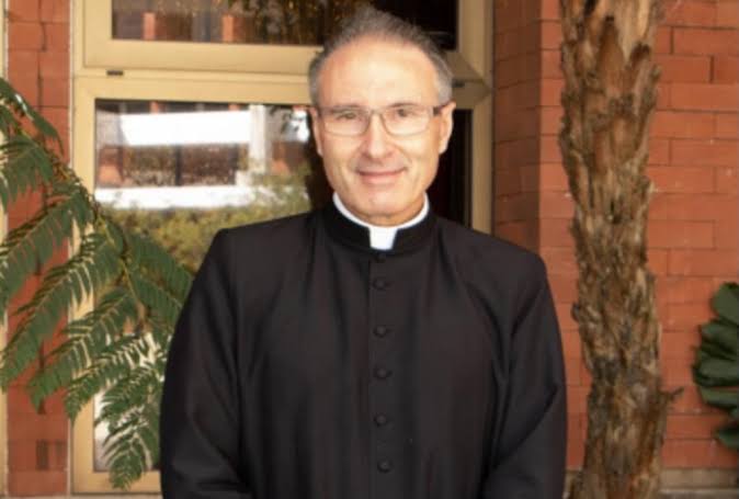 Sacerdote cae en el pecado; atropella y golpea a manifestantes que bloquearon vialidad