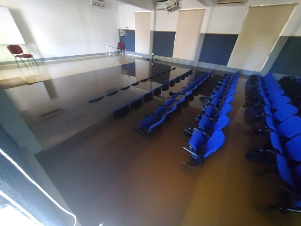 Salón de clases lleno de agua